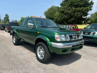 Usata Nissan Navara 133 CV (97 kW) 2000 Verde Pick-up