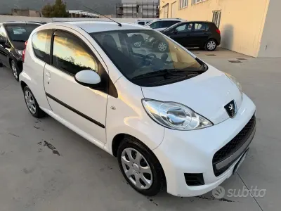 Käytetty Peugeot 107 68 HP (50 kW) 2011 Valkoinen Viistoperä