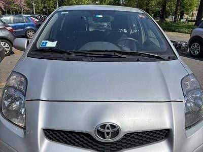 Usata Toyota Yaris 69 CV (50 kW) 2011 Argento Utilitaria