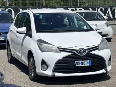 Usata Toyota Yaris Lounge 68 CV (50 kW) 2016 Bianco Berlina