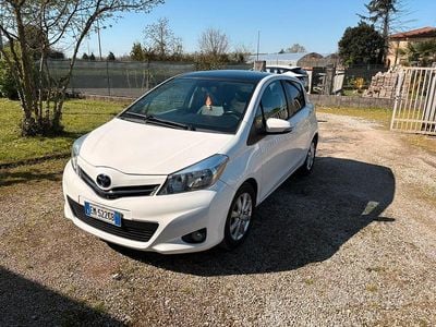 Usata Toyota Yaris 90 CV (66 kW) 2012 Bianco Utilitaria