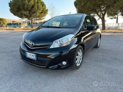 Usata Toyota Yaris Lounge 90 CV (66 kW) 2012 Nero Utilitaria