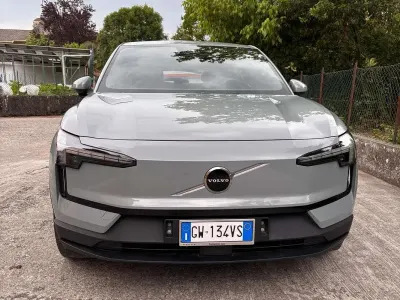 Usata Volvo EX30 Core 200 kW (272 CV) 2024 Grigio SUV