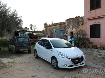 Usata Peugeot 208 Style 82 CV (60 kW) 2015 Bianco Utilitaria