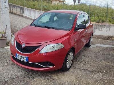 Usata Lancia Ypsilon Silver 69 CV (50 kW) 2016 Rosso Utilitaria