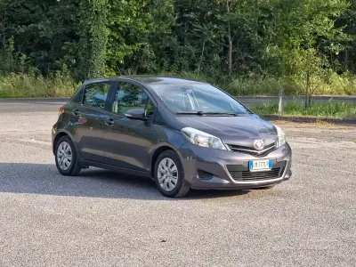 Usata Toyota Yaris Lounge 69 CV (50 kW) 2012 Grigio Utilitaria