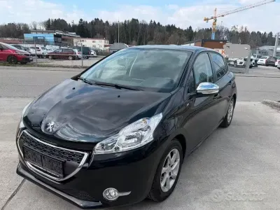 Usata Peugeot 208 Allure 82 CV (60 kW) 2015 Nero Utilitaria