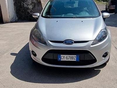 Begagnad Ford Fiesta 70 HK (51 kW) 2009 Grå Sedan