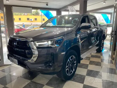 Begagnad Toyota HiLux Lounge 204 HK (150 kW) 2024 Grå Pickup