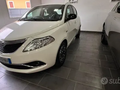 Usata Lancia Ypsilon 69 CV (50 kW) 2015 Bianco Utilitaria