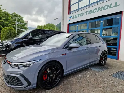 Usata VW Golf VIII GTI 245 CV (180 kW) 2024 Mondsteingrau Berlina