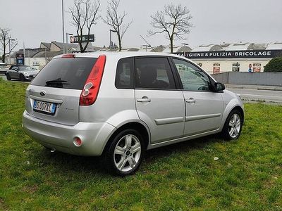Usata Ford Fiesta Ghia 75 CV (55 kW) 2008 Grigio Utilitaria