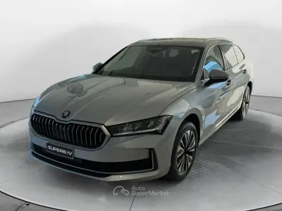 Usado Skoda Superb Style 150 CV (110 kW) 2024 Plateado Familiar