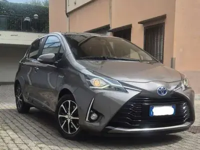 Usata Toyota Yaris Hybrid Lounge 101 CV (74 kW) 2018 Utilitaria