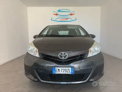 Usata Toyota Yaris Lounge 69 CV (50 kW) 2012 Grigio Utilitaria