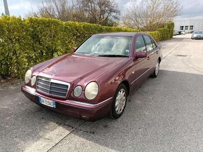 Usata Mercedes E320 Elegance 220 CV (161 kW) 1996 Rosso Berlina