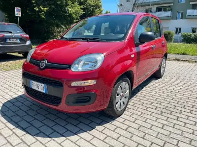 Usata Fiat Panda Lounge 69 CV (50 kW) 2016 Rosso Utilitaria