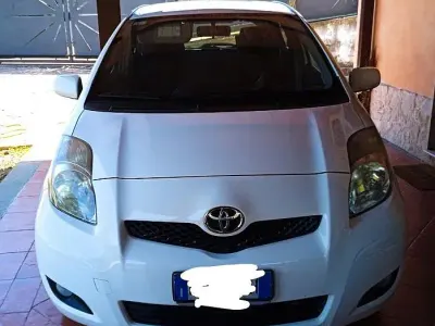 Usata Toyota Yaris 69 CV (50 kW) 2011 Bianco Utilitaria