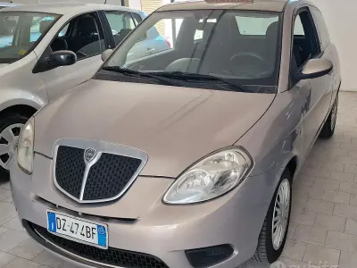 Usado Lancia Ypsilon 60 HP (44 kW) 2009 Cinzento Citadino