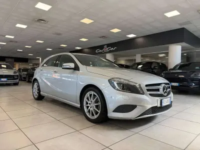 Usata Mercedes A180 122 CV (89 kW) 2015 Argento Utilitaria