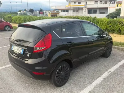 Usata Ford Fiesta 68 CV (50 kW) 2009 Nero Berlina