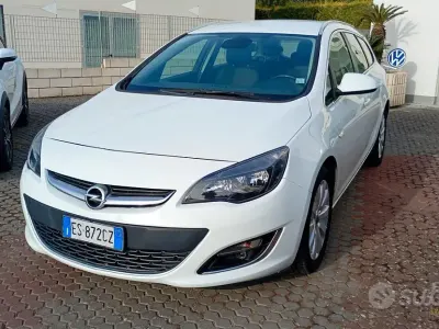 Usata Opel Astra Cosmo 110 CV (80 kW) 2013 Bianco Station wagon