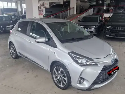 Gebraucht Toyota Yaris Hybrid Business Edition 101 PS (74 kW) 2019 Silber Limousine