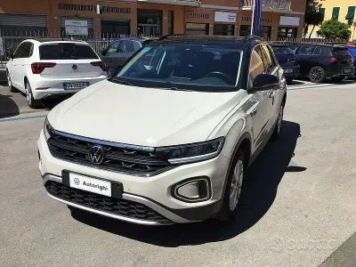 Usata VW T-Roc Life 150 CV (110 kW) 2023 Beige SUV