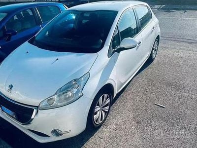 Usata Peugeot 208 68 CV (50 kW) 2014 Bianco Utilitaria