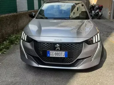 Usata Peugeot 208 GT 101 CV (74 kW) 2022 Utilitaria