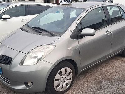 Usata Toyota Yaris 89 CV (65 kW) 2006 Marrone Berlina