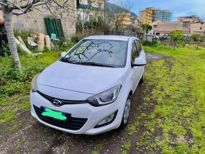 Usata Hyundai i20 75 CV (55 kW) 2014 Bianco Utilitaria