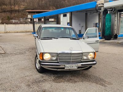 usata Mercedes 200 W123del 1981