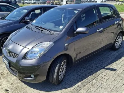 Usata Toyota Yaris Active 72 CV (52 kW) 2010 Rosso Berlina