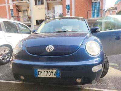 Usata VW New Beetle 105 CV (77 kW) 2004 Blu Utilitaria