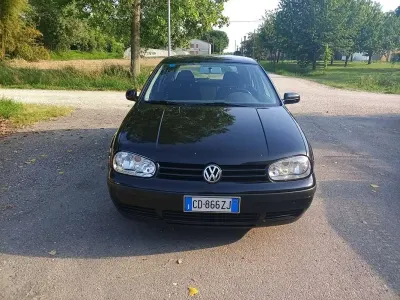 Usata VW Golf IV 101 CV (74 kW) 2002 Nero Berlina