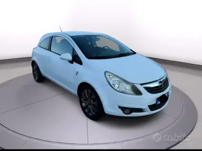 Begagnad Opel Corsa 60 HK (44 kW) 2010 Vit Halvkombi