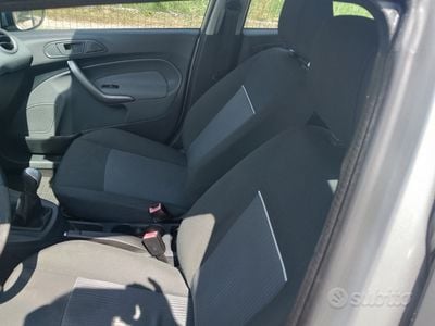 Usata Ford Fiesta 70 CV (51 kW) 2011 Grigio Utilitaria