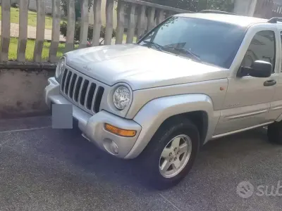 Usata Jeep Cherokee 143 CV (105 kW) 2004 Grigio SUV