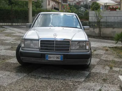 Usata Mercedes E200 122 CV (89 kW) 1992 Argento Berlina