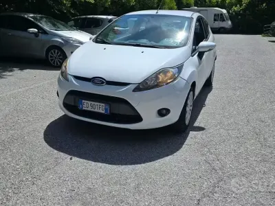 Usata Ford Fiesta Titanium 68 CV (50 kW) 2010 Bianco Berlina