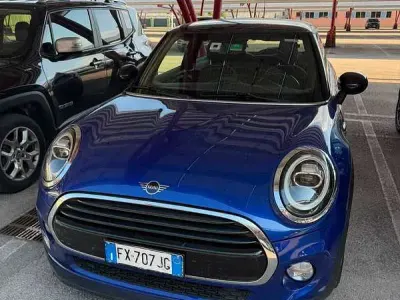 Usata Mini Cooper D 116 CV (85 kW) 2019 Blu/azzurro Utilitaria