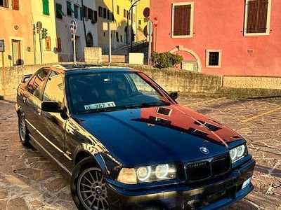 Begagnad BMW 318 115 HK (84 kW) 1994 Blå Sedan