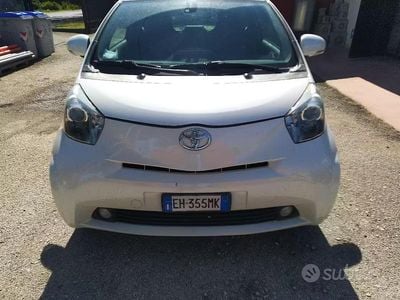 Begagnad Toyota iQ 98 HK (72 kW) 2011 Vit Halvkombi