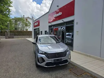 Używany Peugeot 2008 Allure 131 KM (96 kW) 2025 Srebrny SUV