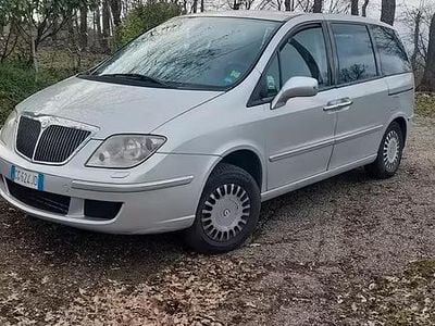 Begagnad Lancia Phedra 128 HK (94 kW) 2003 Grå Minibuss