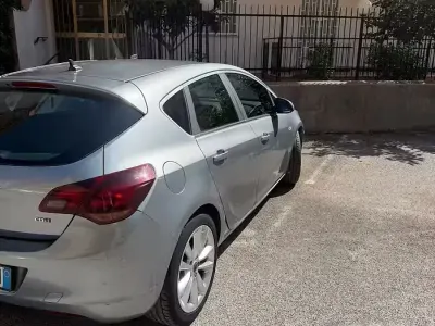 Usata Opel Astra 125 CV (91 kW) 2012 Berlina