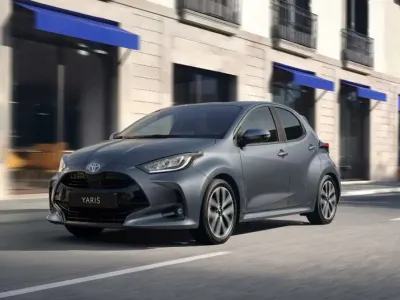 Nuova Toyota Yaris Hybrid Premium 129 CV (94 kW) 2026 Grigio Berlina