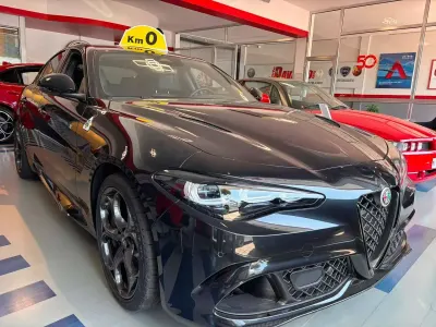 Nuova Alfa Romeo Giulia Quadrifoglio 519 CV (381 kW) 2025 Nero vulcano Berlina