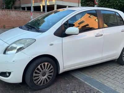 Usata Toyota Yaris Sol 69 CV (50 kW) 2011 Bianco Utilitaria
